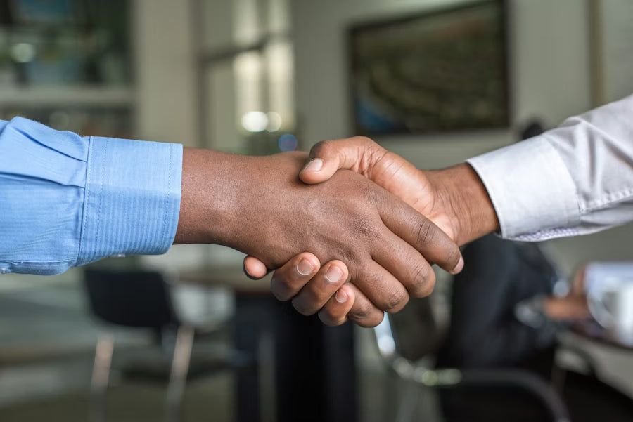 Beratungsgespräch mit Handschlag